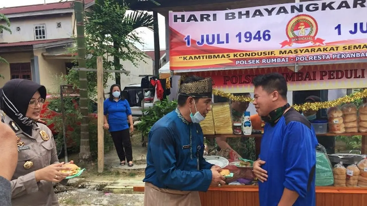 Warga terdampak Covid-19 memberikan sandwich buatannya kepada polisi yang sudah menghadiahi gerobak untuk berdagang.