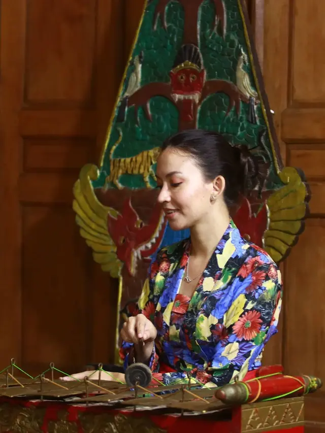 Tampil Bak Kembang Desa, Ini 7 Pemotretan Karina Nadila