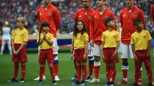 Bangga, seorang anak mewakili Indonesia sebagai player escort (pendamping sepak bola) dalam pertandingan pembuka Piala Dunia 2018.