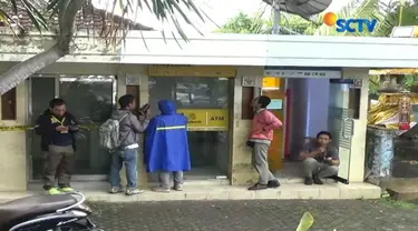 Mesin ATM dari sebuah area toko di Bali berhasil digondol pencuri. Sebelum beraksi, pelaku telah melumpuhkan tenaga keamanan.