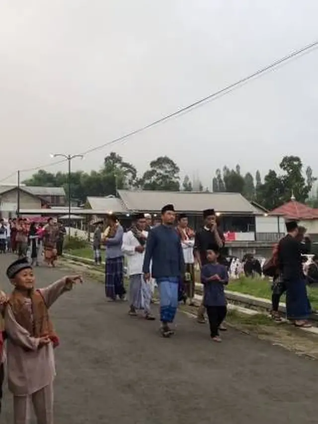 7 Potret Momen Shalat Ied di Wonosobo dengan Latar Belakang Gunung Ini Viral