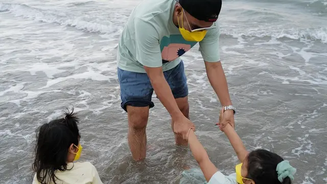 6 Momen Liburan Judika dan Duma Riris di Bali, Ajak Anak Main di Pantai