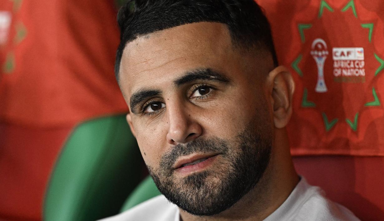 Pelatih Vladimir Petković juga memilih mencadangkan penyerang andalan mereka, Riyad Mahrez dan putra dari Zinedine Zidane, Luca Zidane di bawah mistar gawang. (AFP/Paul Ellis)