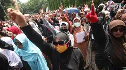 Massa Sahabat Muslim Rohingya berteriak menyampaikan orasi dalam unjuk rasa di depan Kedubes Myanmar, Jakarta Pusat, Senin (4/9). Dalam aksi, mereka mengutuk aksi pembantaian kepada ratusan umat muslim Rohingya di Myanmar. (Liputan6.com/Immanuel Antonius)