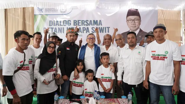 Menteri Perdagangan Zulkifli Hasan berdialog dengan petani sawit yang tergabung dalam Asosiasi Petani Kelapa Sawit Indonesia (Apkasindo) Provinsi Lampung di Desa Merak Batin, Kecamatan Natar, Kabupaten Lampung Selatan, Sabtu (9/7/2022).