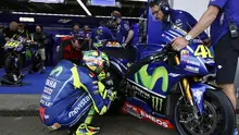Pebalap Movistar Yamaha, Valentino Rossi, berjongkok di sisi motor YZR-M1 miliknya pada sesi latihan bebas pertama MotoGP Spanyol di Sirkuit Jerez, 5 Mei 2017. (EPA/Jose Manuel Vidal)