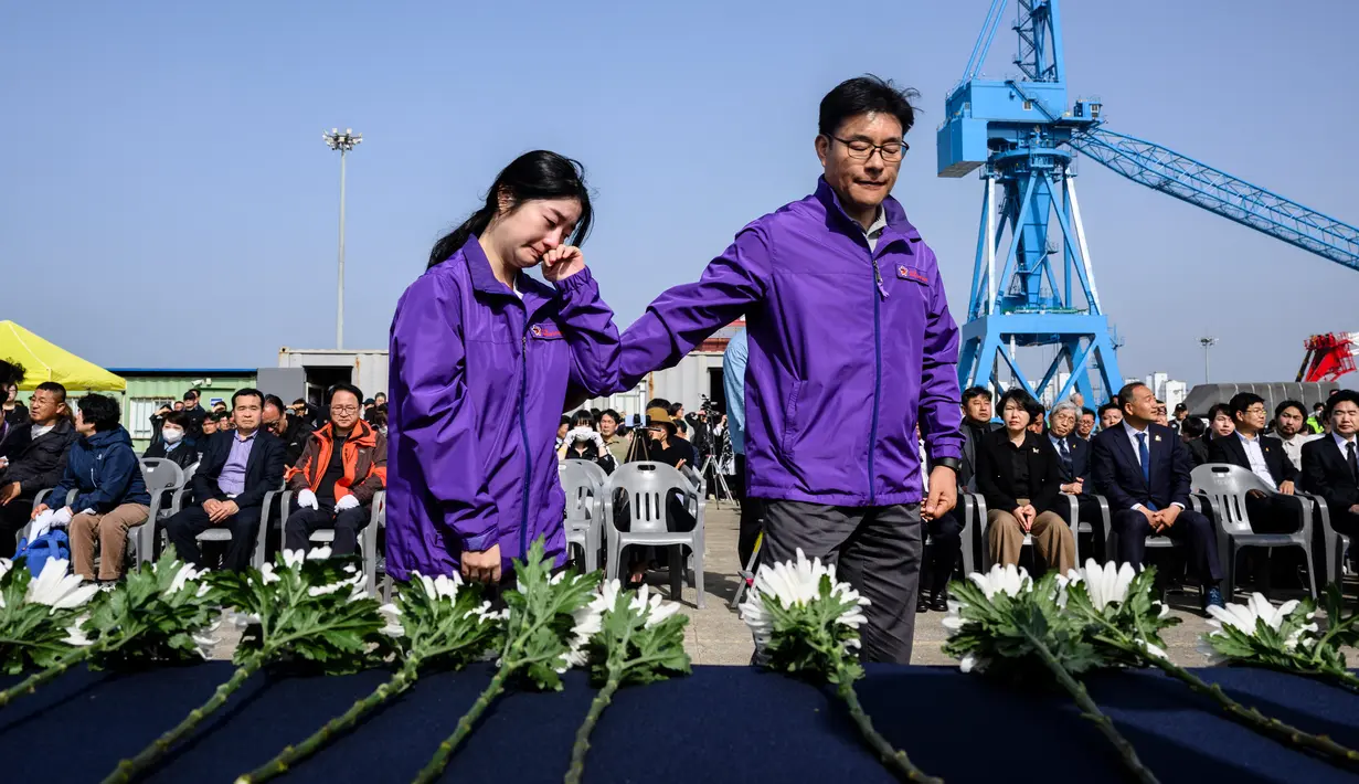16 April 2014 menjadi catatan hitam dan lembaran kelam bagi sejarah transportasi Korea Selatan. (ANTHONY WALLACE/AFP)