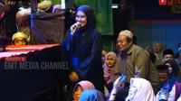 Jemaah wanita yang mengatakan cinta tanpa alasan ke Gus Iqdam (SS: YT GMT Media)