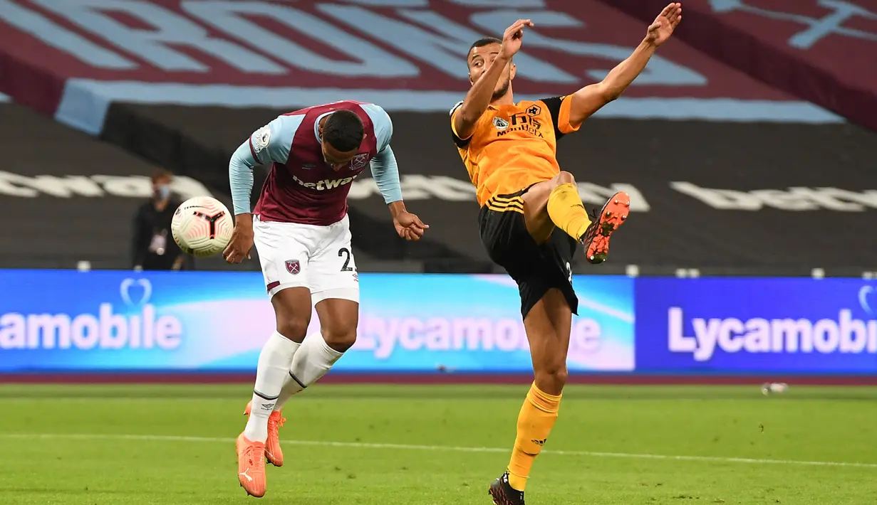 Penyerang West Ham, Sebastien Haller (kiri) mencetak gol keempat untuk timnya ke gawang Wolverhampton Wanderers dalam lanjutan Liga Inggris di London Stadium, Minggu (27/9/2020). West Ham United menang dengan skor telak 4–0 atas tamunya Wolverhampton Wanderers. (Justin Setterfield/Pool via AP)