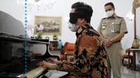 Pianis Jefri Setiawan unjuk kebolehan di depan Gubernur DKI Jakarta Anies Baswedan. (dok. Instagram @aniesbaswedan/https://www.instagram.com/p/CNC3Hz0h-OP/)