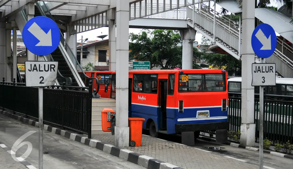 Sejumlah bus memasuki  Terminal Manggarai, Jakarta, Jumat (15/4/2016). Pemprov DKI berencana menyerahkan pengelolaan halte dan terminal kepada pihak swasta, Salah satu terminal yang akan diserahkan ke swasta adalah Manggarai. (Liputan6.com/Yoppy Renato) 