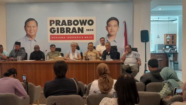 Tim Kampanye Nasional (TKN) Prabowo Subianto-Gibran Rakabuming Raka mengumpulkan sejumlah aktivis 98 jelang debat capres-cawapres, Senin (11/12/2023). (Liputan6.com/Ady Anugrahadi)