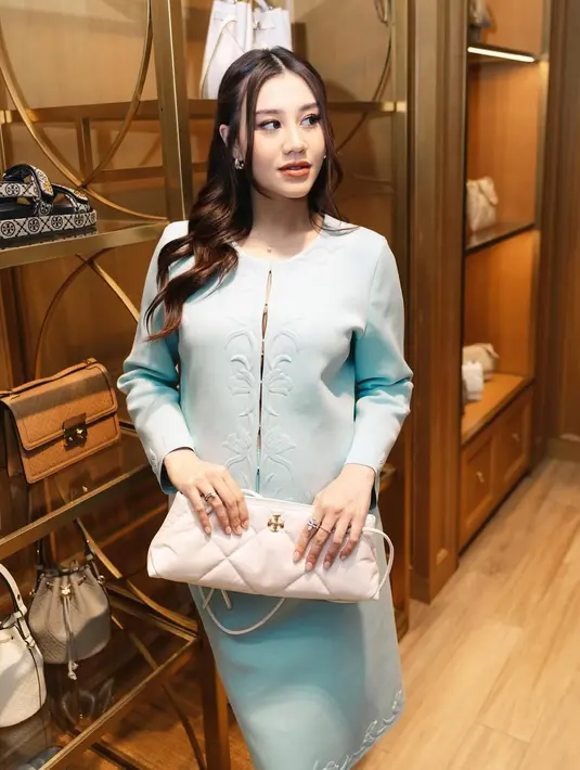 Sebagai calon mama, Aaliyah Massaid tampil memikat dengan gaya preppy modern, mengenakan Kendra Embossed Cardigan yang serasi dengan Embossed Sweater Skirt. Penampilannya dilengkapi sepatu Gigi Petite Pump 25mm dan tas bahu Kira Diamond Quilt E/W Shoulder Bag, memberikan sentuhan classy yang effortless.  [Dok/Time International].