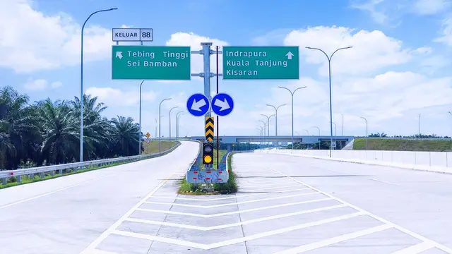 PT Hutama Karya (Persero) dan PT Hutama Marga Waskita (Hamawas) akan mengoperasikan 2 ruas Jalan Tol Trans Sumatera di Sumatera Utara pada 10 November 2023 pukul 10.00 WIB, yakni Tol Indrapura-Lima Puluh dan Tol Tebing Tinggi-Indrapura.