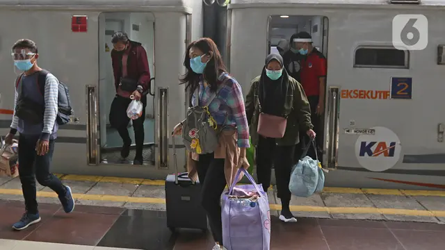 Arus Balik Libur Natal dan Tahun Baru di Stasiun Senen