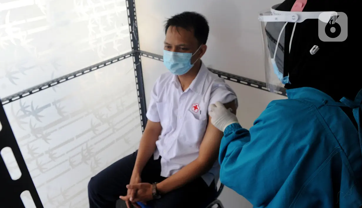 Dokter usai menyuntikkan vaksin virus corona COVID-19 produksi Sinovac saat kegiatan vaksinasi di Puskemas Jagakarsa, Jakarta Selatan, Kamis (14/1/2020). Sejumlah Puskesmas di Jabodetabek mulai melakukan vaksinasi COVID-19 pada hari ini. (merdeka.com/Arie Basuki)