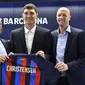 Bek baru Barcelona Andreas Christensen (tengah)&nbsp;berfoto&nbsp;memegang jersey barunya dengan Presiden Barcelona Joan Laporta (kiri) dan direktur olahraga Jordi Cruyff di Sant Joan Despi, 7 Juli 2022. (Pau BARRENA / AFP)