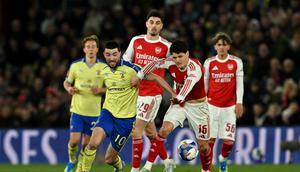 Perebutan bola terjadi antara pemain Southampton dan Arsenal pada perempat final Piala FA di St. Mary's Stadium, Minggu (5/4/2026) dini hari WIB. (Glyn KIRK / AFP)