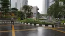 Suasana jalan akses menuju Bursa Efek Indonesia, Jakarta, Senin (15/1). Insiden itu menyebabkan kerusakan di bagian gedung kawasan Bisnis Sudirman tersebut. (Liputan6.com/Herman Zakharia)