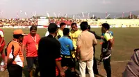 Pemain protes terhadap wasit di salah satu pertandingan di Habibie Cup. Kinerja wasit di turnamen lokal ini mendapat sorotan dari panpel. (Bola.com/Ahmad Latando)