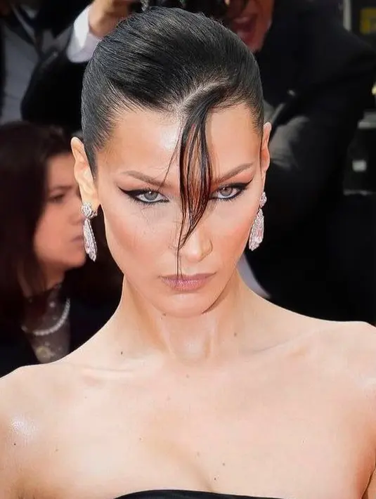Penampilan red carpet Bella Hadid yang luar biasa. Ia tampil dengan detail eyeliner yang mempertegas matanya dan nuansa makeup kecokelatan yang pas. [Foto: Instagram/bellahadid]