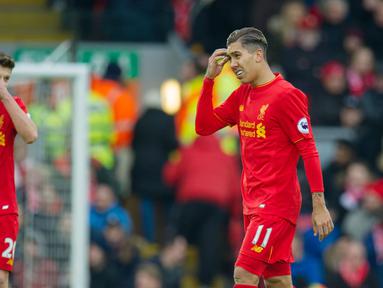 Ekspresi kecewa pemain Liverpool, Roberto Firmino (kanan) dan Adam Lallana (kiri) usai kalah dari Swansea City pada lanjutan Premier League di Anfield, Liverpool, (Sabtu (21/1/2017). Liverpool kalah 2-3.  (EPA/Peter Powell)