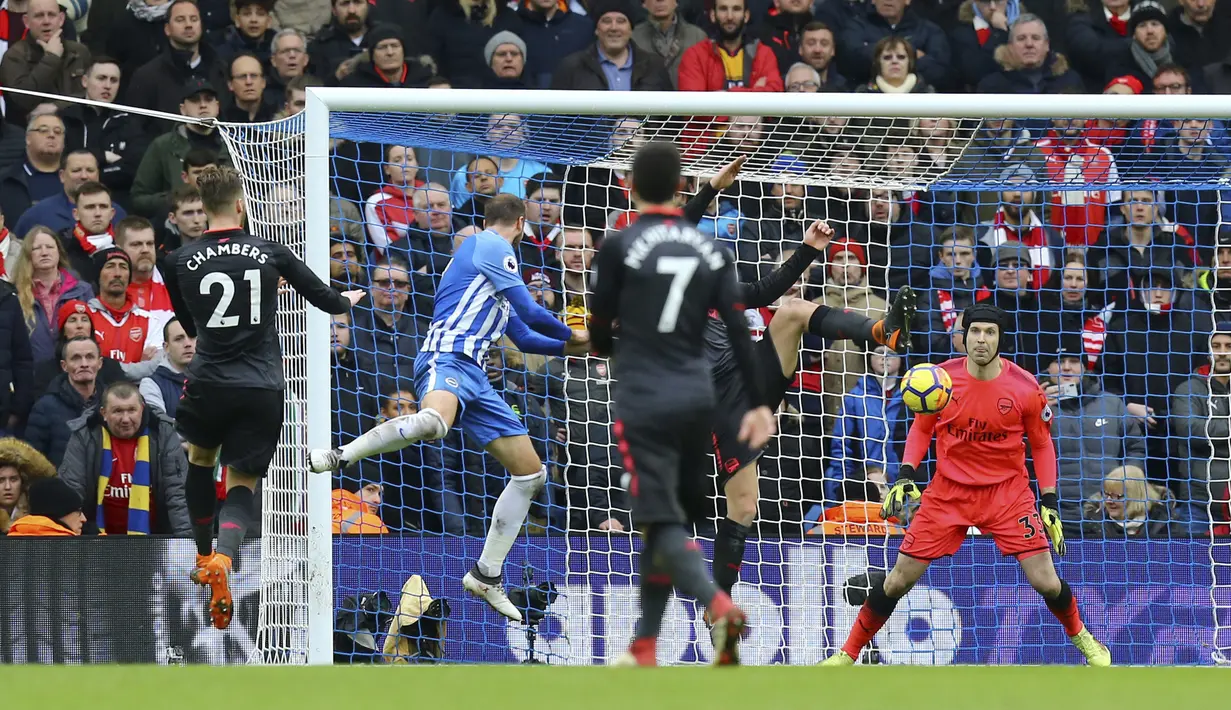 Aksi pemain Brighton, Glenn Murray (2kiri) saat membobol gawang Arsenal pada laga Premier League di American Express Community Stadium, Brighton, (4/3//2018). Arsenal kalah 1-2. (Gareth Fuller/PA via AP)