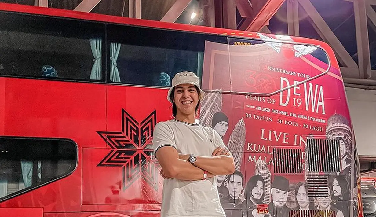 Kemunculan El di konser Dewa19 itu telah menarik perhatian penonton yang hadir. (Foto:Instagram/elelrumi)