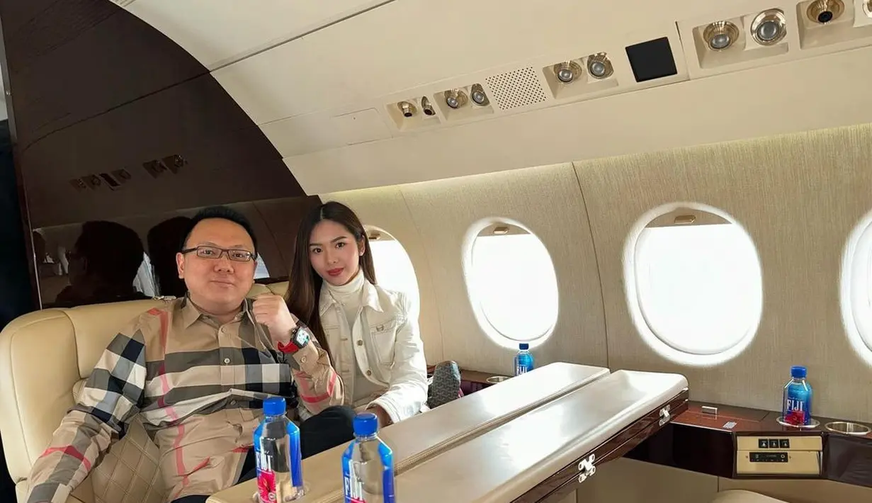 Ia tampil chic dengan turtleneck putih dilapisi dengan jaket yang juga berwarna putih. Penampilannya semakin chic dengan padu padan celana pendek yang juga berwarna pendek, melapisi legging transparan hitam. [Foto: Instagram/gwen_ashley]