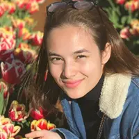 Berfoto di taman bunga. Jadi, Chelsea Islan sama cantiknya dengan bunga atau lebih cantik dari bunga? (Liputan6.com/IG/chelseaislan)
