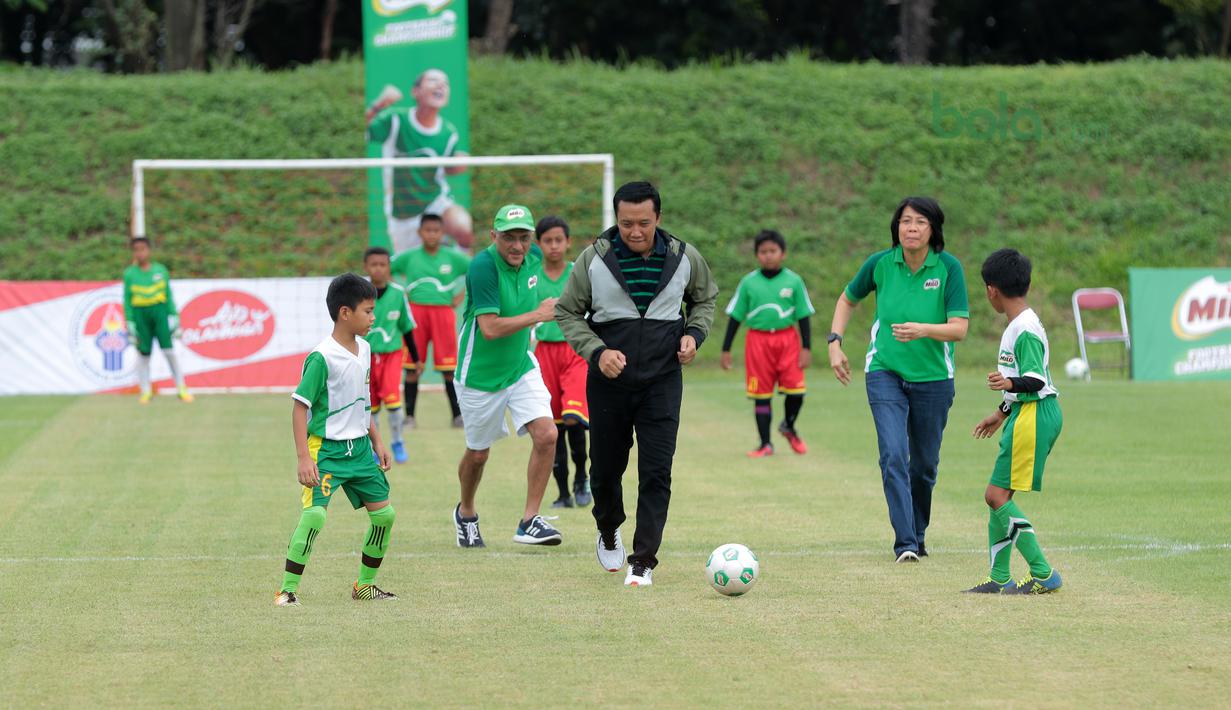 Menpora, Imam Nahrawi membuka ajang MILO Football Championship 2018 di Lapangan Panahan GBK, Jakarta, (24/3/2018). Sekitar 128 Sekolah Dasar di Jakarta ikut ambil bagian pada ajang tersebut. (Bola.com/Nick Hanoatubun)