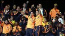 Dari atas panggung, dua pemain Timnas Kolombia, James Rodriguez (kiri) dan David Ospina menyapa suporter yang memenuhi taman Bolivar, Bogota, (6/7/2014). (REUTERS/John Vizcaino)