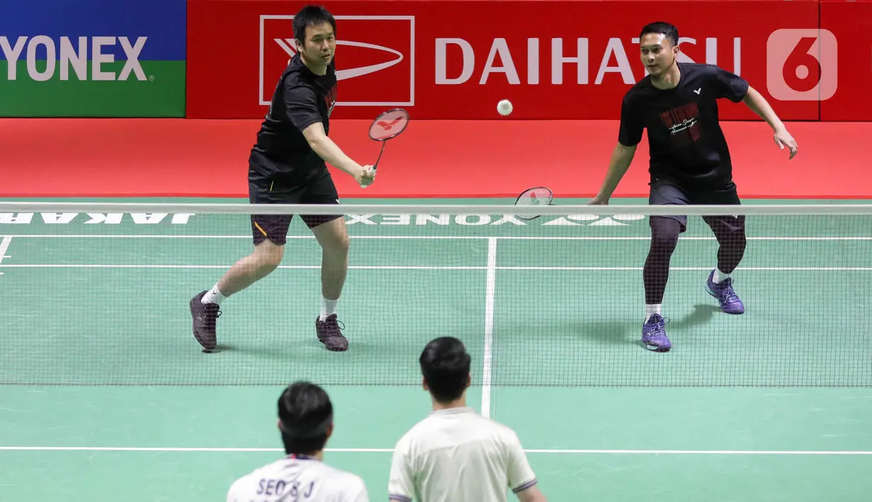 Mohammad Ahsan/Hendra Setiawan resmi menutup kariernya sebagai pebulu tangkis professional pada Minggu (26/1/2025). (Liputan6.com/Herman Zakharia)
