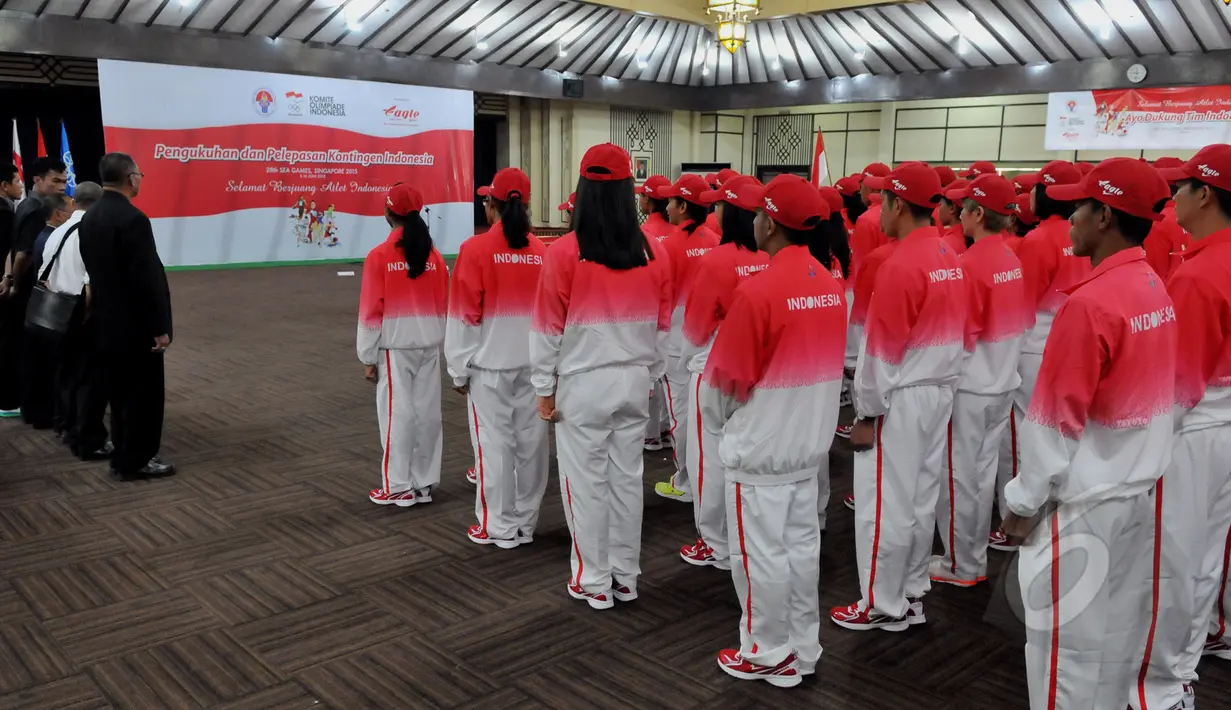 Kontingen Indonesia mengikuti acara Pengukuhan dan Pelepasan Kontingen untuk SEA Games 2015 Singapura di Senayan, Jakarta, (25/5/2015). SEA Games 2015 akan berlangsung di Singapura pada 5-16 Juni mendatang. (Liputan6.com/Andrian M Tunay)