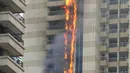 Api membakar gedung pencakar langit 75 lantai Sulafa Tower di Dubai, Rabu (20/7). Belum ada laporan mengenai korban namun, media setempat mewartakan api berawal dari suatu tempat di lantai 35 gedung itu. (REUTERS/Ahmed Jadallah)