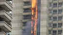 Api membakar gedung pencakar langit 75 lantai Sulafa Tower di Dubai, Rabu (20/7). Belum ada laporan mengenai korban namun, media setempat mewartakan api berawal dari suatu tempat di lantai 35 gedung itu. (REUTERS/Ahmed Jadallah)