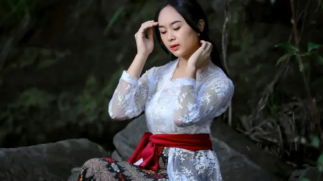 Model Rok Batik untuk Kebaya yang Simpel tapi Stylish. (pexels.com/Kakanda Yonik)
