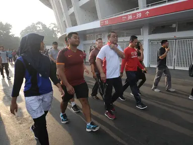 CdM Indonesia di Asian Games 2018, Komjen Pol. Syafruddin (ketiga kiri) bersama perwakilan atlet melakukan jalan sehat di Stadion GBK, Jakarta, Minggu (15/4). Jalan sehat ini untuk meningkatkan soliditas atlet Indonesia. (Liputan6.com/Helmi Fithriansyah)