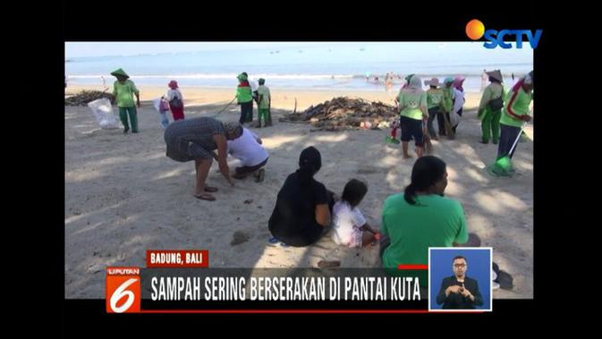 Warga Dan Wisatawan Asing Bersih Bersih Pantai Kuta Bali