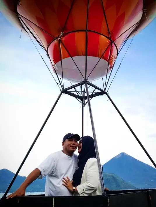 <p>Meski terpaut 10 tahun lebih muda, tapi ia merasa tidak hanya sebatas suami, tapi juga seperti kakak, sahabat hingga teman. [Instagram/suliszehra]</p>