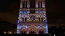 Keindahan Gereja Katedral Notre-Dame de Paris saat dihiasi cahaya, Prancis (11/11). Gereja Katedral Notre-Dame nampak indah dengan dihiasi aneka cahaya. (AFP Photo/Francois Guillot)