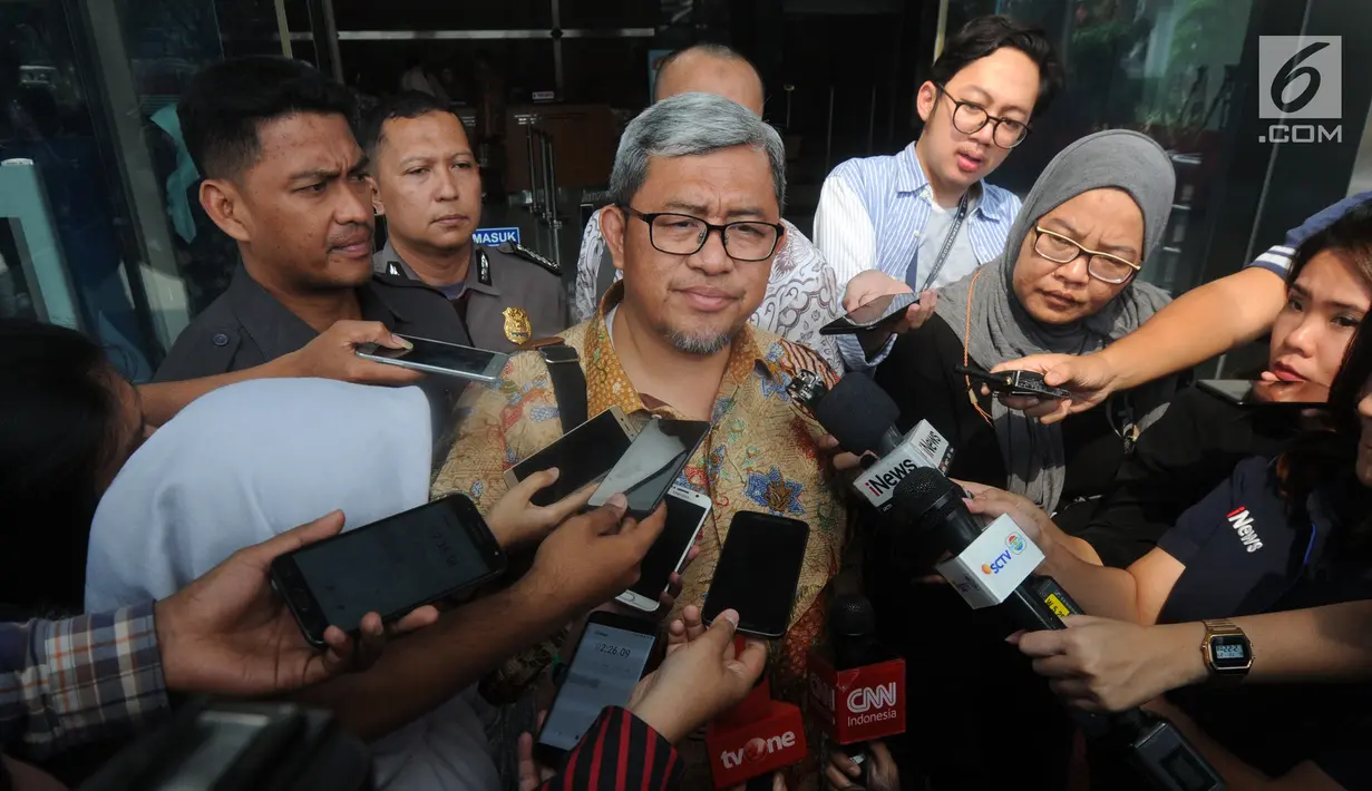 Mantan Gubernur Jawa Barat Ahmad Heryawan (Aher) memberi keterangan pers usai menjalani pemeriksaan di Gedung KPK, Jakarta, Selasa (27/08/2019). Aher diperiksa sebagai saksi untuk tersangka Sekda Jawa Barat Iwa Karniwa terkait dugaan izin suap proyek Meikarta. (merdeka.com/Dwi Narwoko)