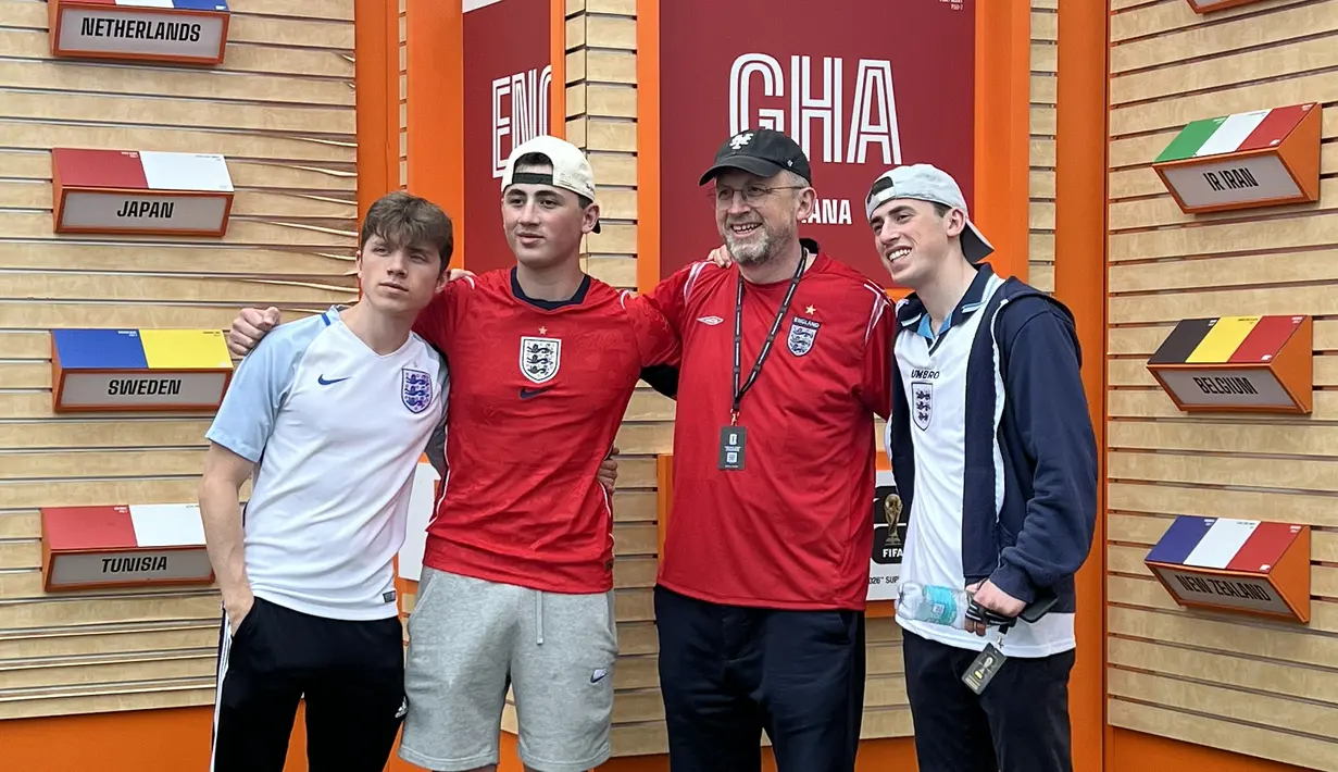 Suporter Inggris berfoto di area instalasi peserta Piala Dunia 2026 di kawasan Gillette Stadium, Foxborough, Boston, AS, Senin (23/6/2026). Mereka mengabadikan momen jelang laga fase grup Piala Dunia 2026 antara Inggris dan Ghana. (KLY Sports/Hery Kurniawan)