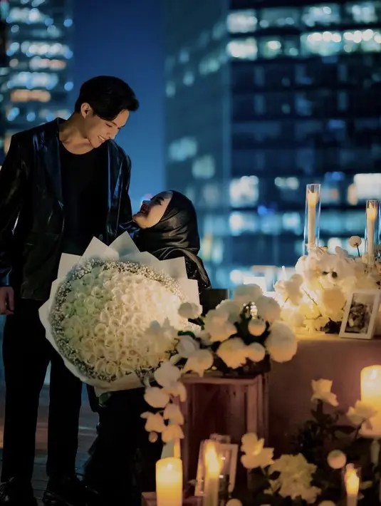 Sementara itu, Rey tampil dengan jas kulit dipadukan  t shirt hitam serasi dengan celananya. (@rey_mbayang)