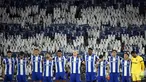 Sejumlah pemain FC Porto mengheningkan cipta dengan latar belakang para penonton yang sedang memegang plakat bergambar nomor punggung dua untuk mengenang kepergian Diogo Costa sebelum laga Liga Portugal 2025/2026 melawan Vitoria Guimaraes SC di Estadio Do Dragao, Porto, Portugal, Senin (11/08/2025) waktu setempat. (AFP/Miguel Riopa)