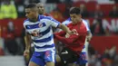 Striker Manchester United, Alexis Sanchez, berebut  bola dengan pemain Reading, Callum Harriott, pada laga Piala FA di Stadion Old Trafford, Sabtu (5/1). Manchester United menang 2-0 atas Reading. (AP/Rui Vieira)