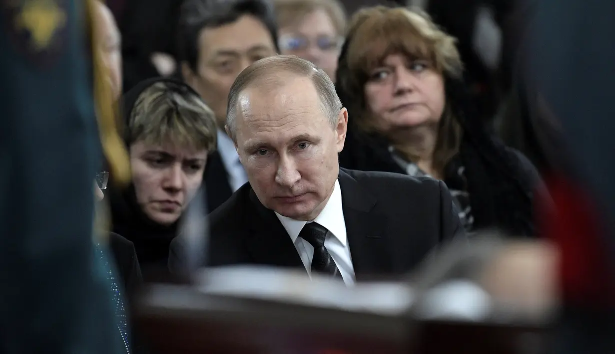 Presiden Rusia, Vladimir Putin memandangi jenazah Dubes Rusia untuk Turki, Andrey Karlov saat menghadiri upacara kematian di Moskow, Rusia, Kamis (22/12). (REUTERS /Sputnik / Kremlin / Alexei Nikolskyi)