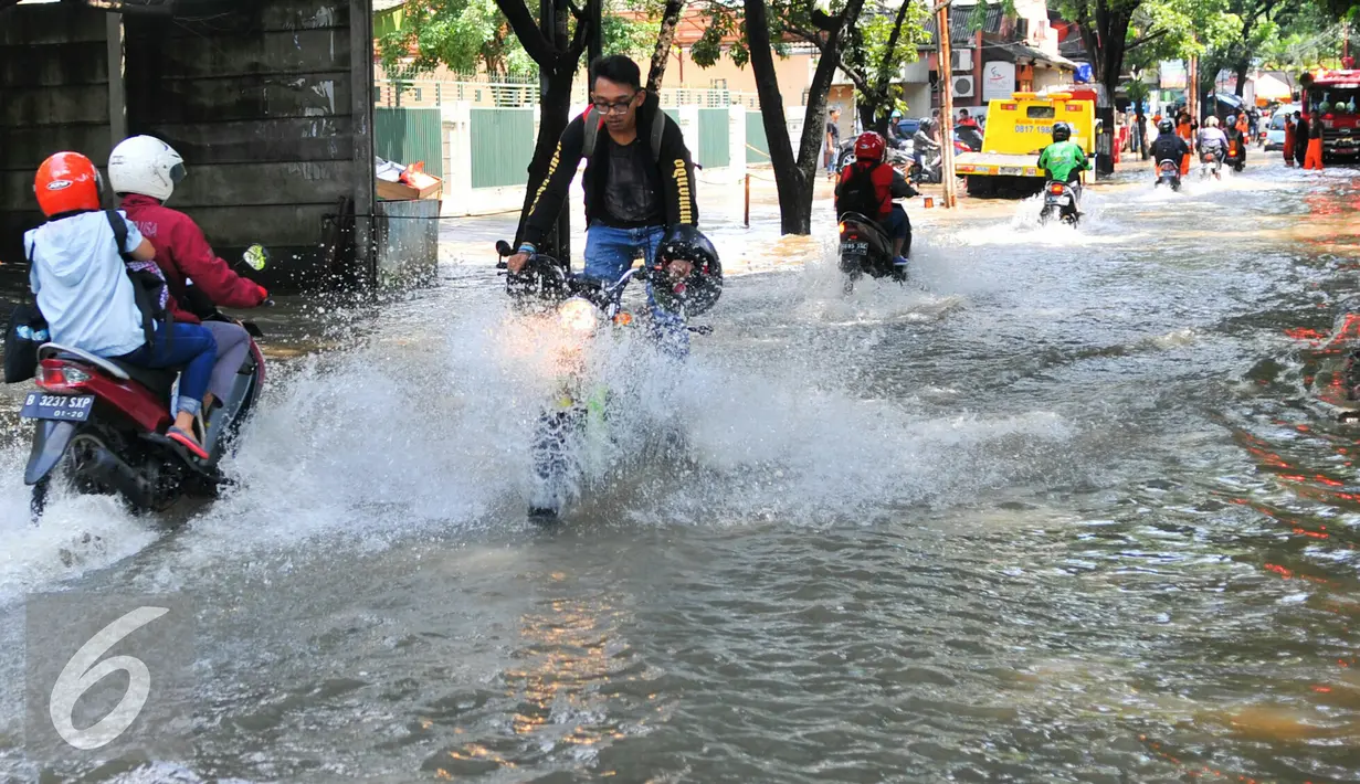 Kendaraan menerobos banjir  di jalan Pejaten Raya, Jakarta Selatan, Kamis (21/4/2016). Titik banjir terletak di Jl Pejaten Raya mengarah ke Pasar Minggu atau arah ke Pejaten Village dan mengakibatkan kemacetan cukup panjang. (Liputan6.com/Yoppy Renato)