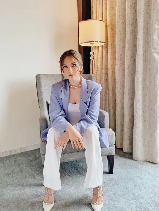 Untuk penampilan profesional, bisa padukan jas berwarna lilac dengan knit top dan celana kulot serba putih seperti Jessica Mila yang satu ini. [IG/jscmila].