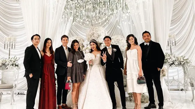 6 Momen Artis Hadiri Resepsi Pernikahan Caesar Hito dan Felicya Angelista